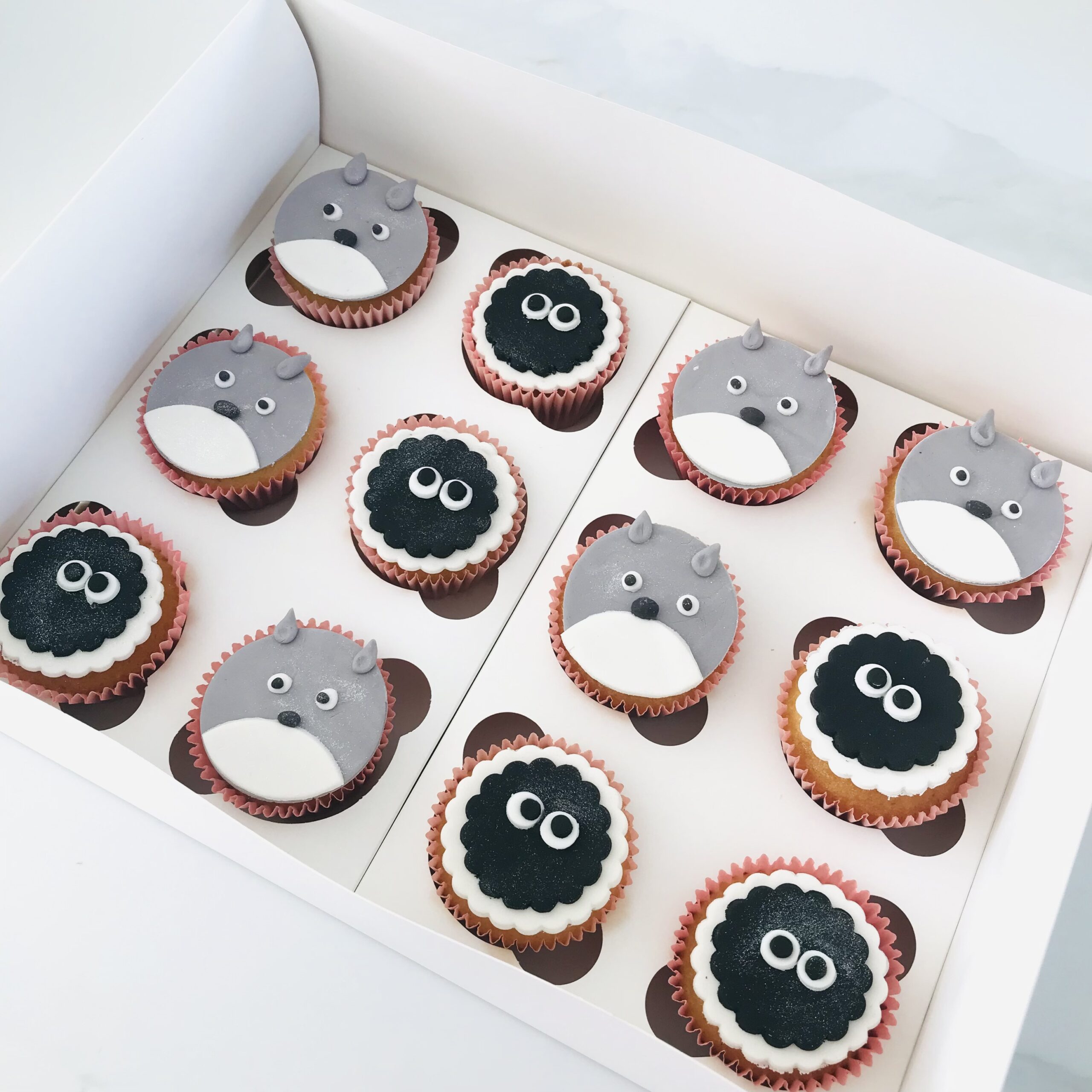 Cupcakes con decoraciones en pasta americana
