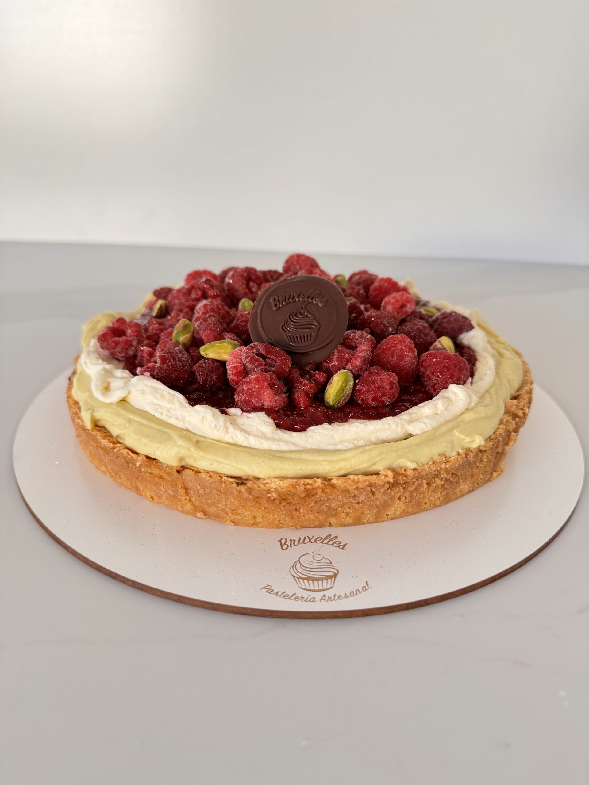 Blondie con pistachos y frambuesas